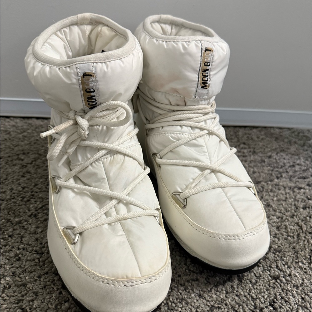 Moons boots white womens size 6 low ankle booties